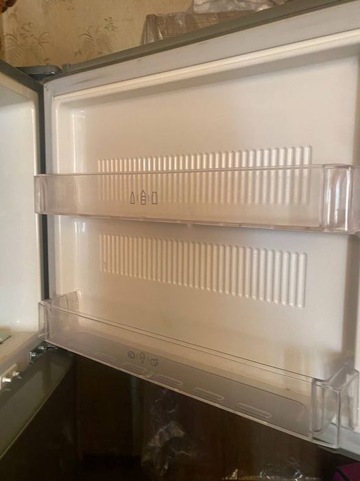 Продается холодильник Samsung в отличном состоянии всё заводское отлич