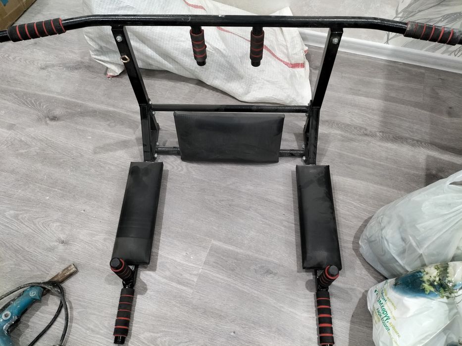 Турник. Настенный б/у в хорошем состоянии. Самовывоз