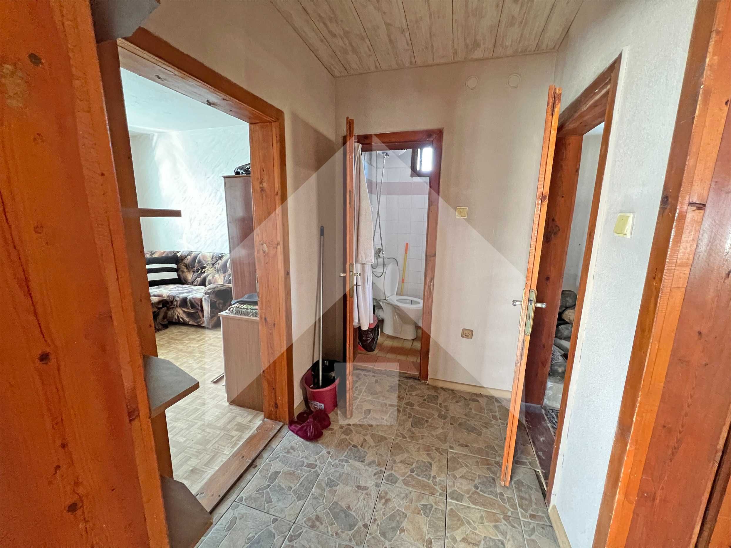 ПРОДАВА двуетажна, тухлена вила в ЕКО село Тръница (общ. Нови пазар).