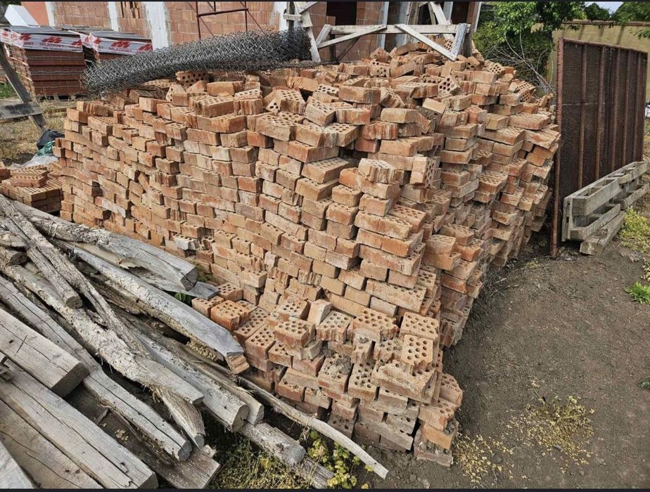 Продават се тухли единички