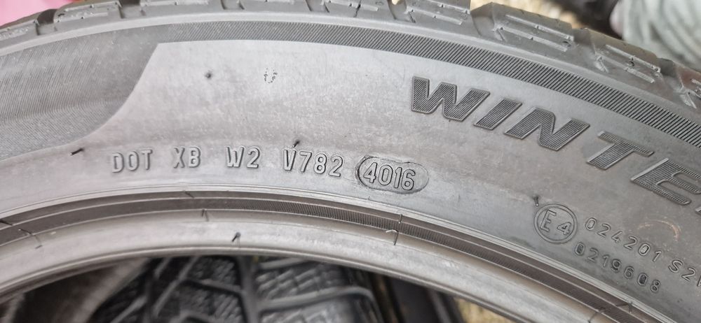 2 Anvelope  impecabile Pirelli 245 45 R19. M+S