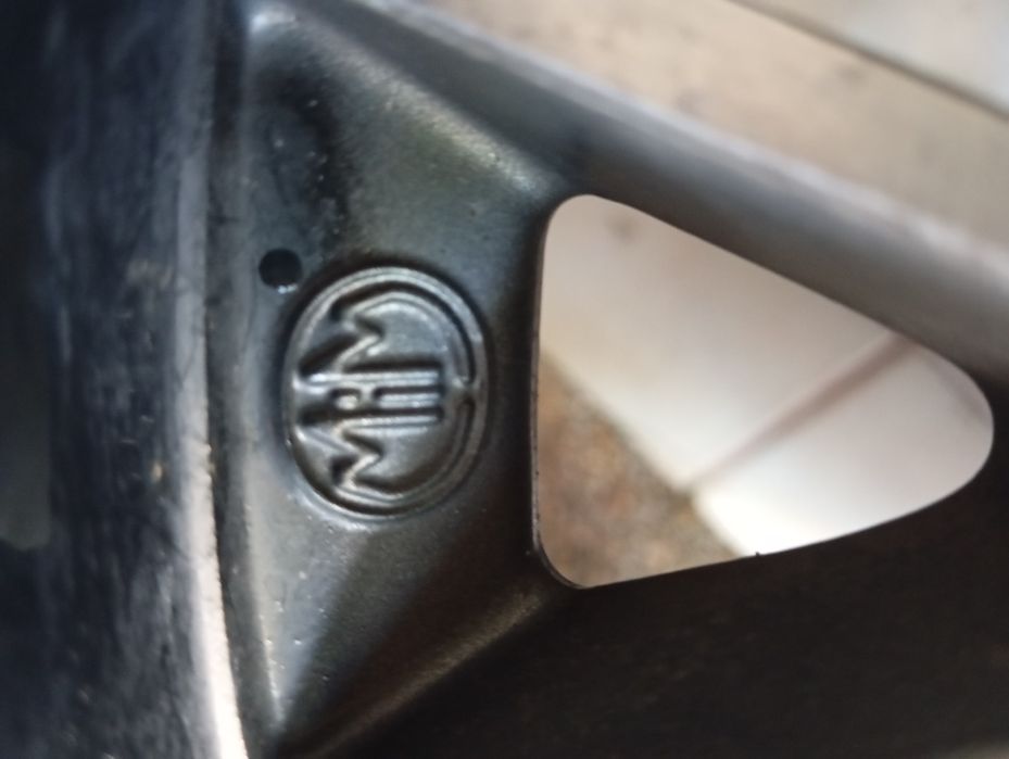 Vând jenti cu tot cu cauciucuri pe ele