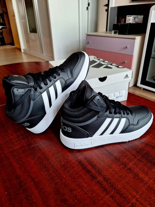 Чисто нови кецове Адидас (Adidas hoops)