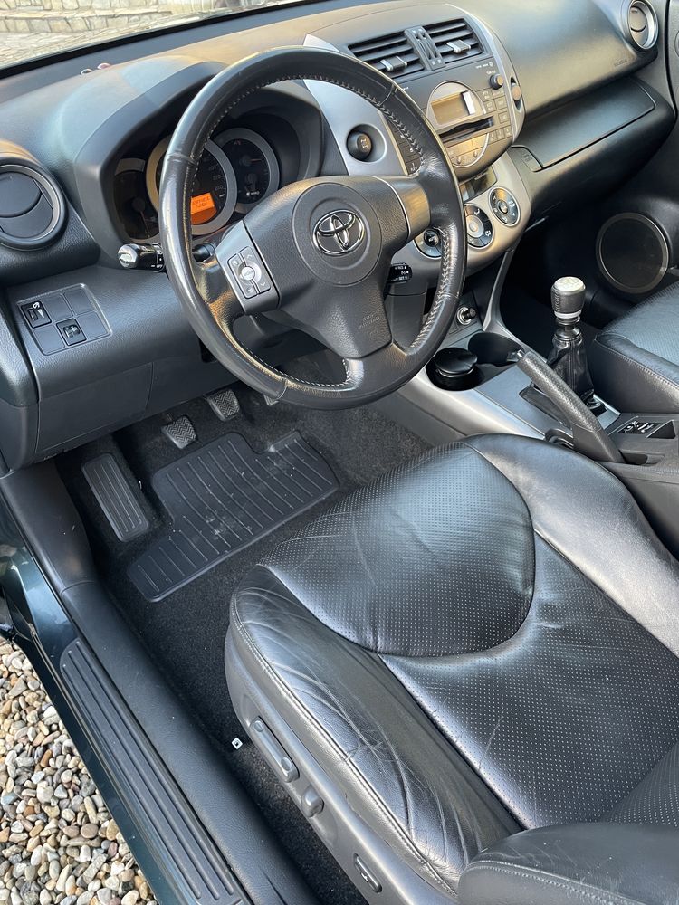 Vand Toyota rav 4/177 cai