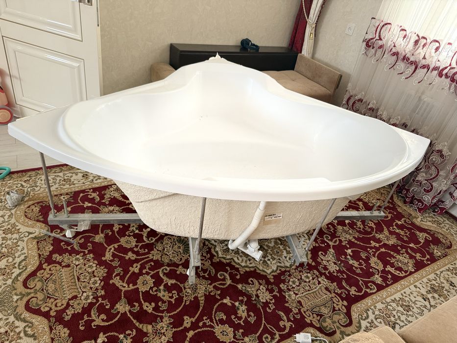 Продам угловую ванну