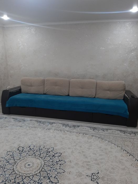 Продам мияхки диван с подушками и покрывалом