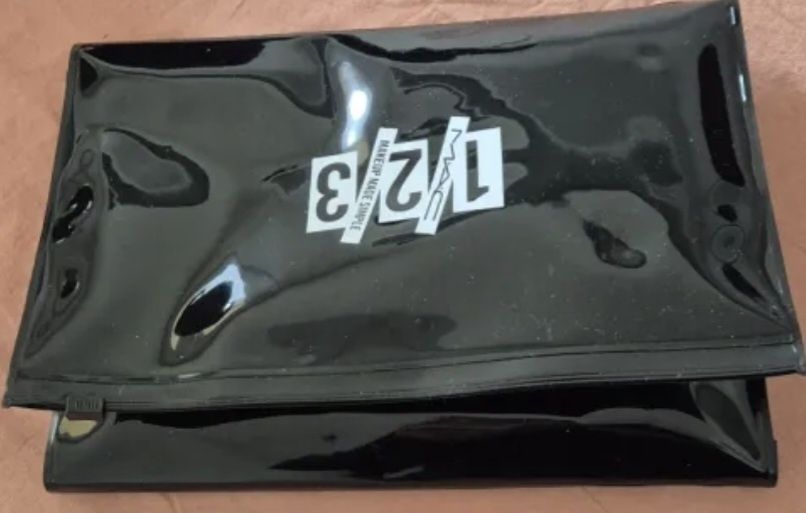 MAC Cosmetics несесер за грим