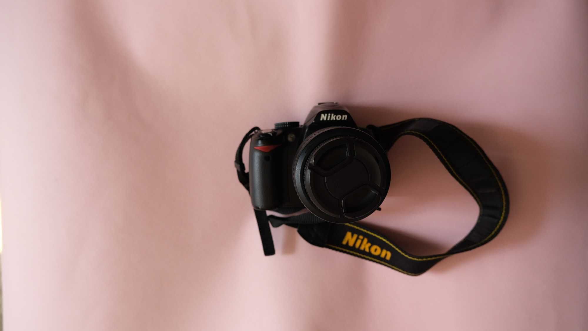 Nikon D3000 cu Obiectiv Nikkor 18–55mm f/3.5–5.6G