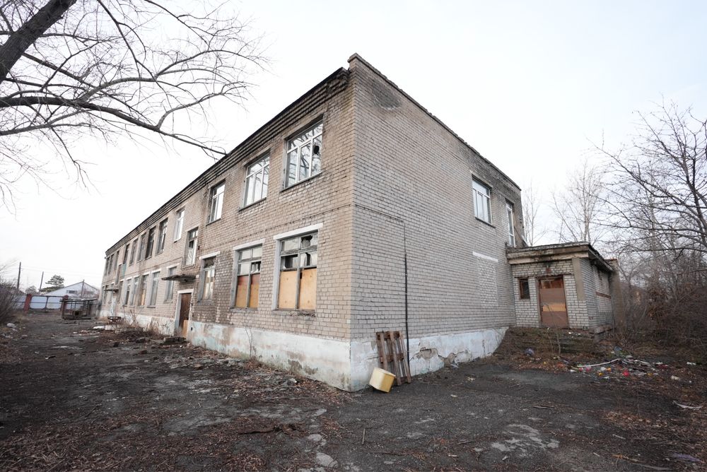 Продам отдельно стоящее здание  с земельным участком 45 соток