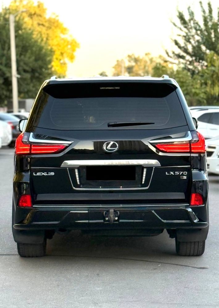 Lexus LX 570.