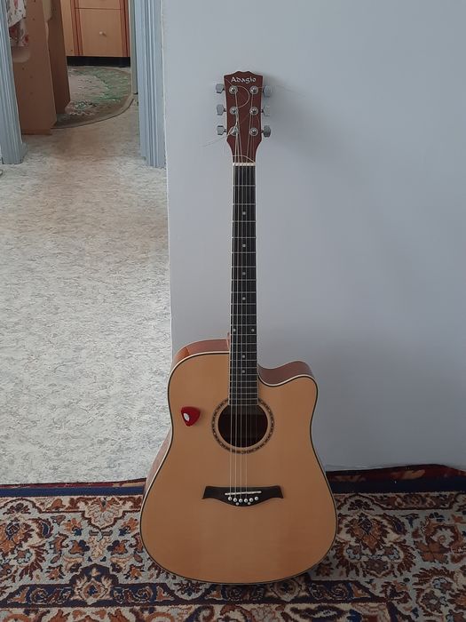 Продам гитару с новыми струнами