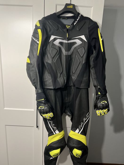 Costum moto piele Macna Voltage si manusi Macna Track R