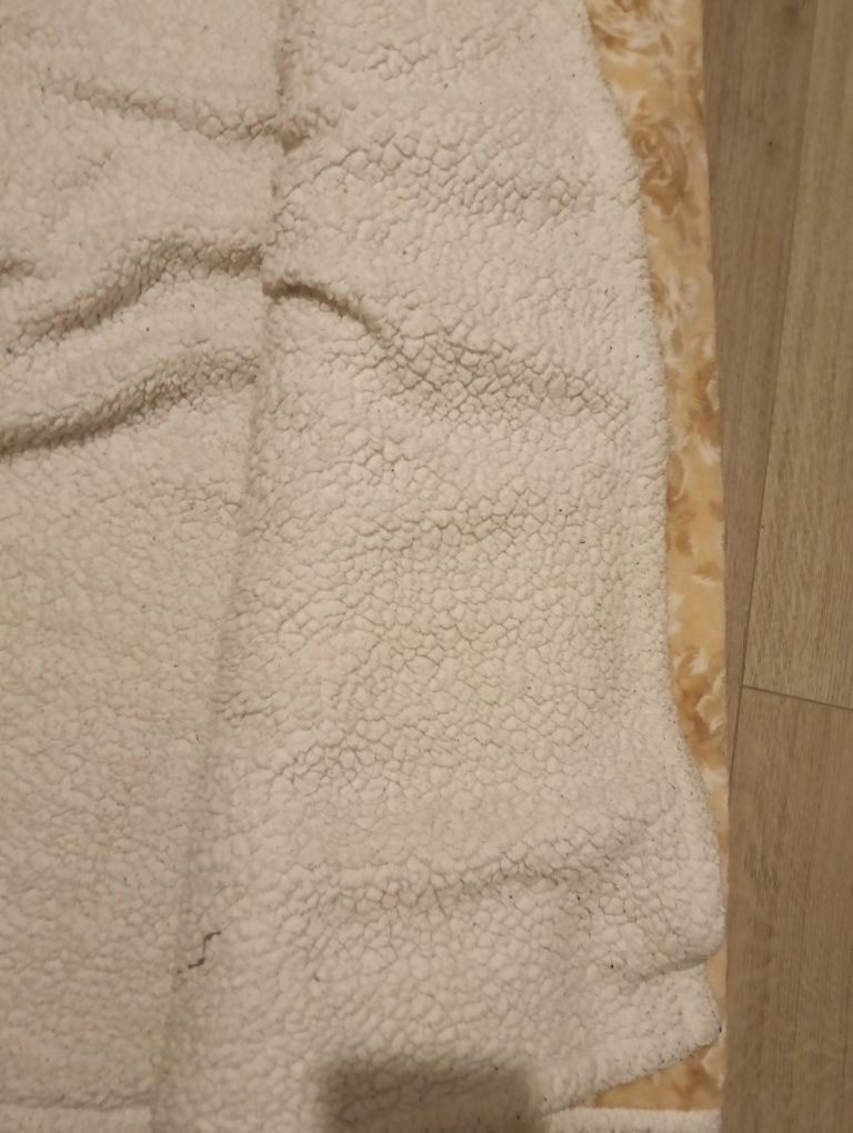 Pătură cu blăniță pentru pat dublu.