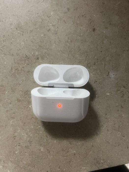 Оригинальный кейс от эирподс 3