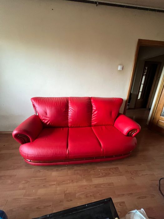 Set canapea + 2 fotolii, piele eco roșie – stare bună