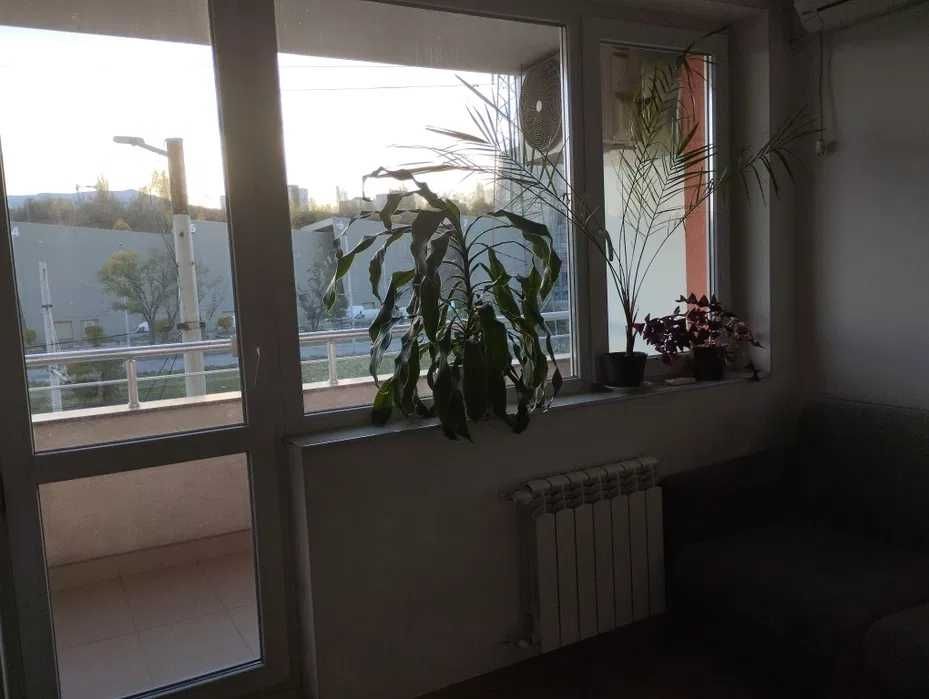 Тристаен  имот в кв. Дружба 1