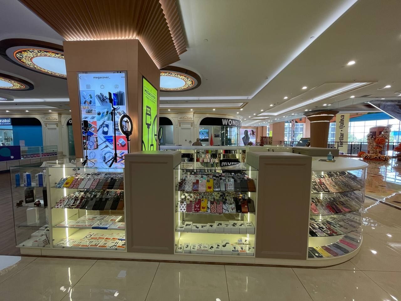 Продается готовая мебель в торговом центрe High town