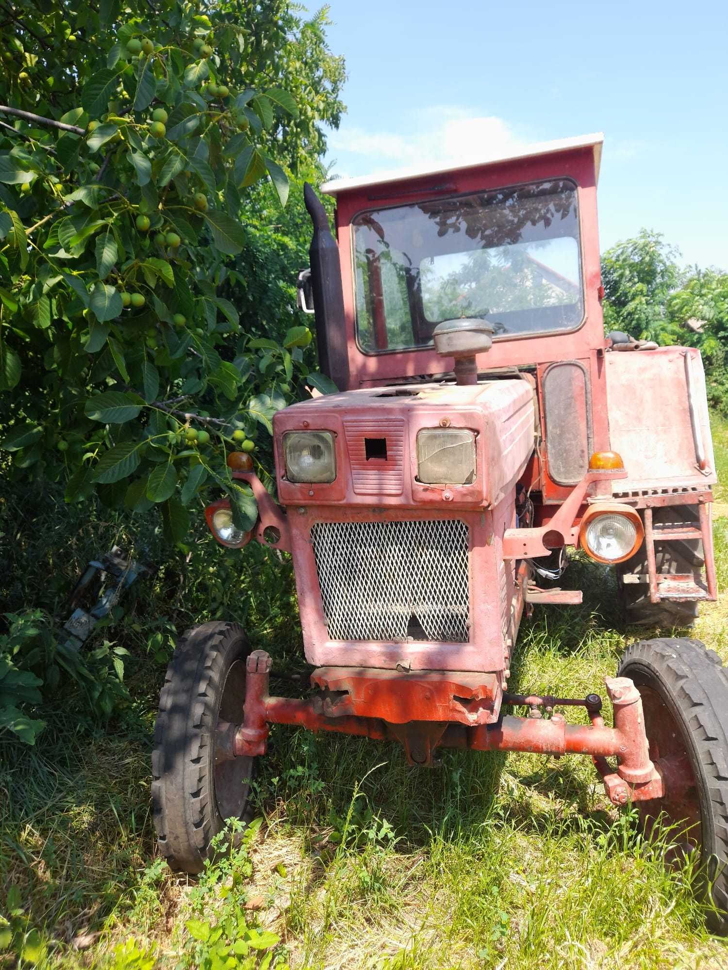 Vand tractor U650 folosit