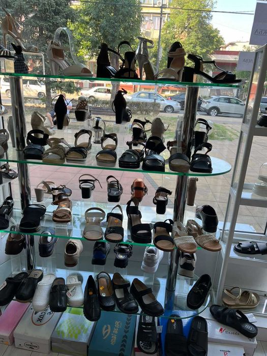 Стъклен стелаж / витрина / етажерка / рафт за търговски обект