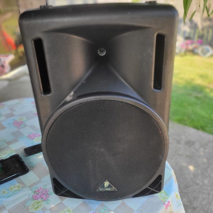 boxa behringer B215A folosit in regim casnic