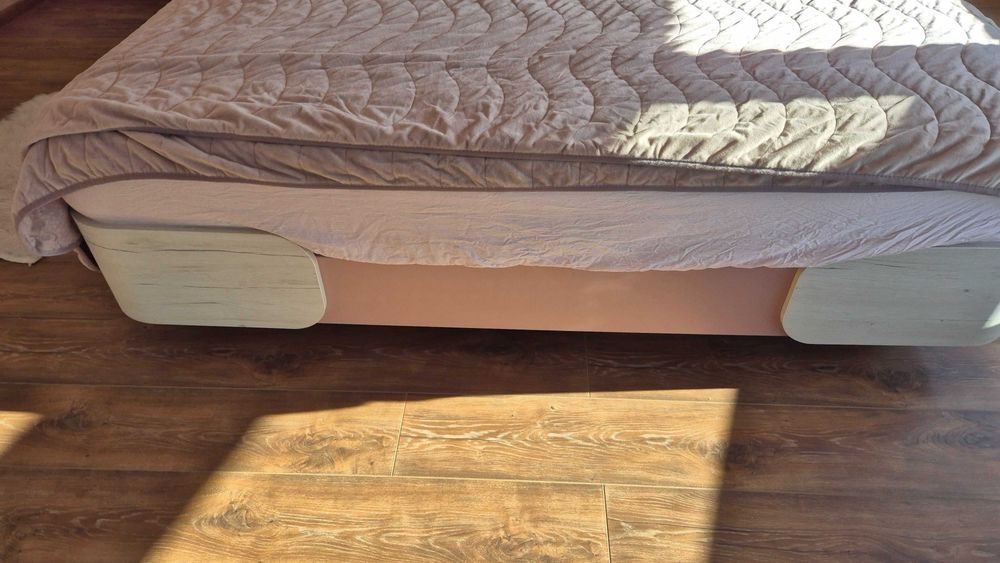 Модерно легло с нощни шкафчета и дизайнерска табла