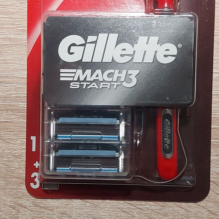 Vând aparat de bărbierit Gillette mach3 start red