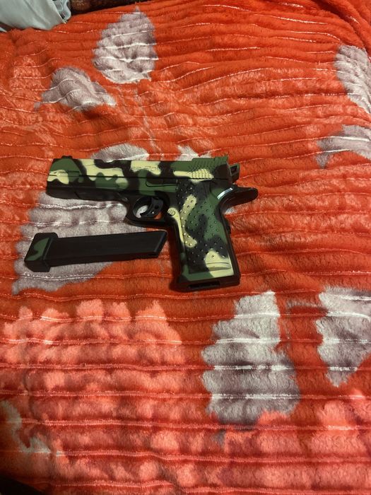 Pistol cu bile stil militar