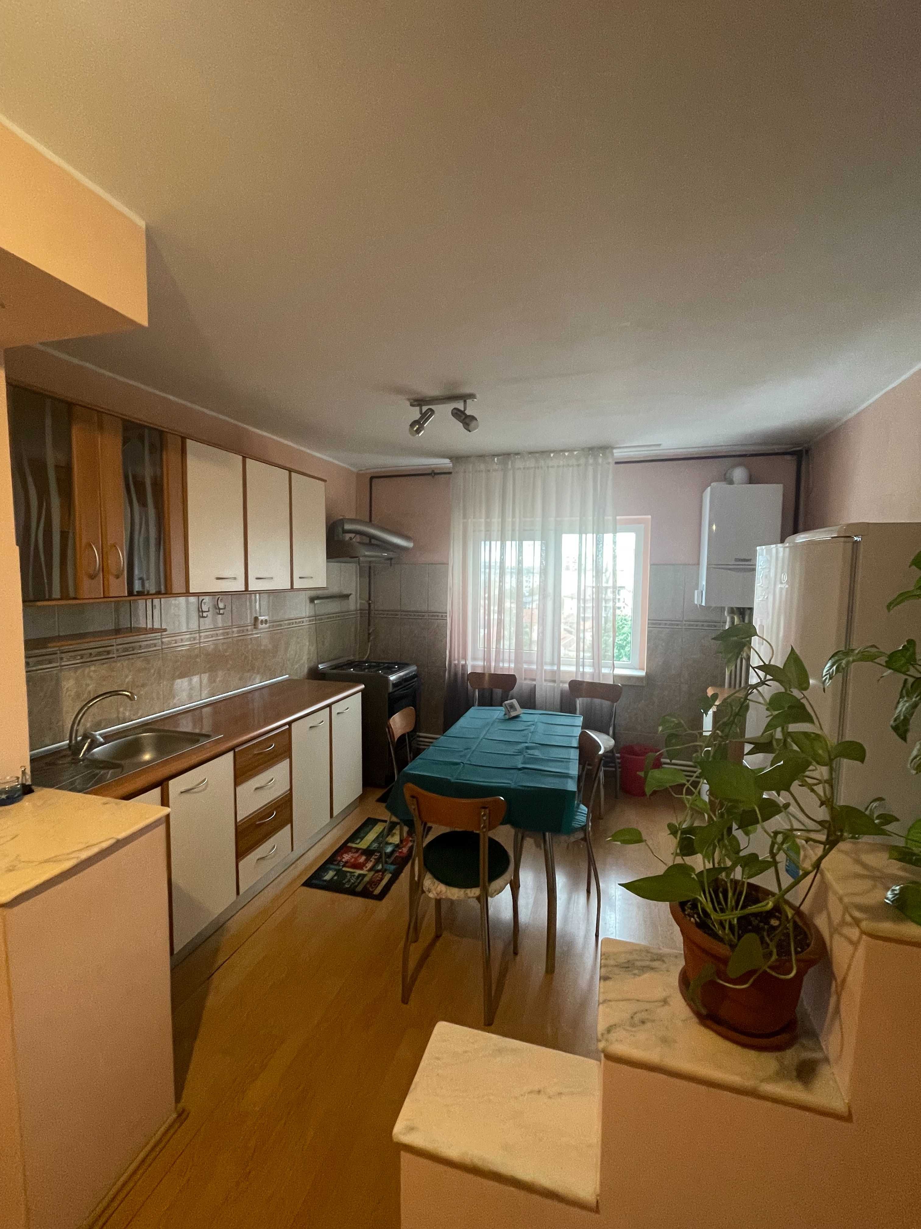 Vand apartament cu 3 camere