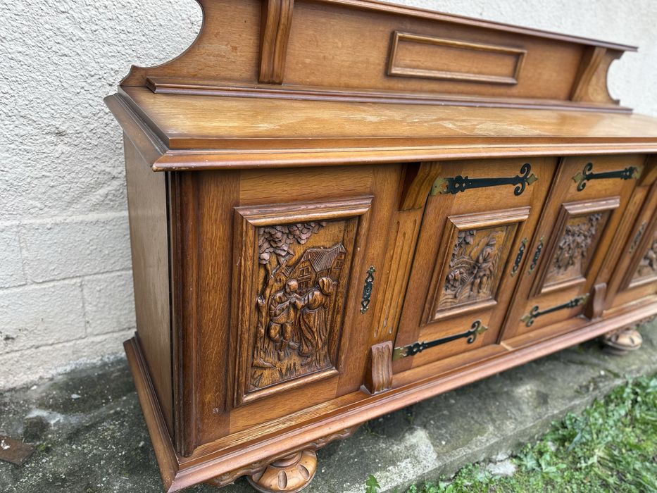 Шкаф с богата дърворезба и декоративна горна надстройка