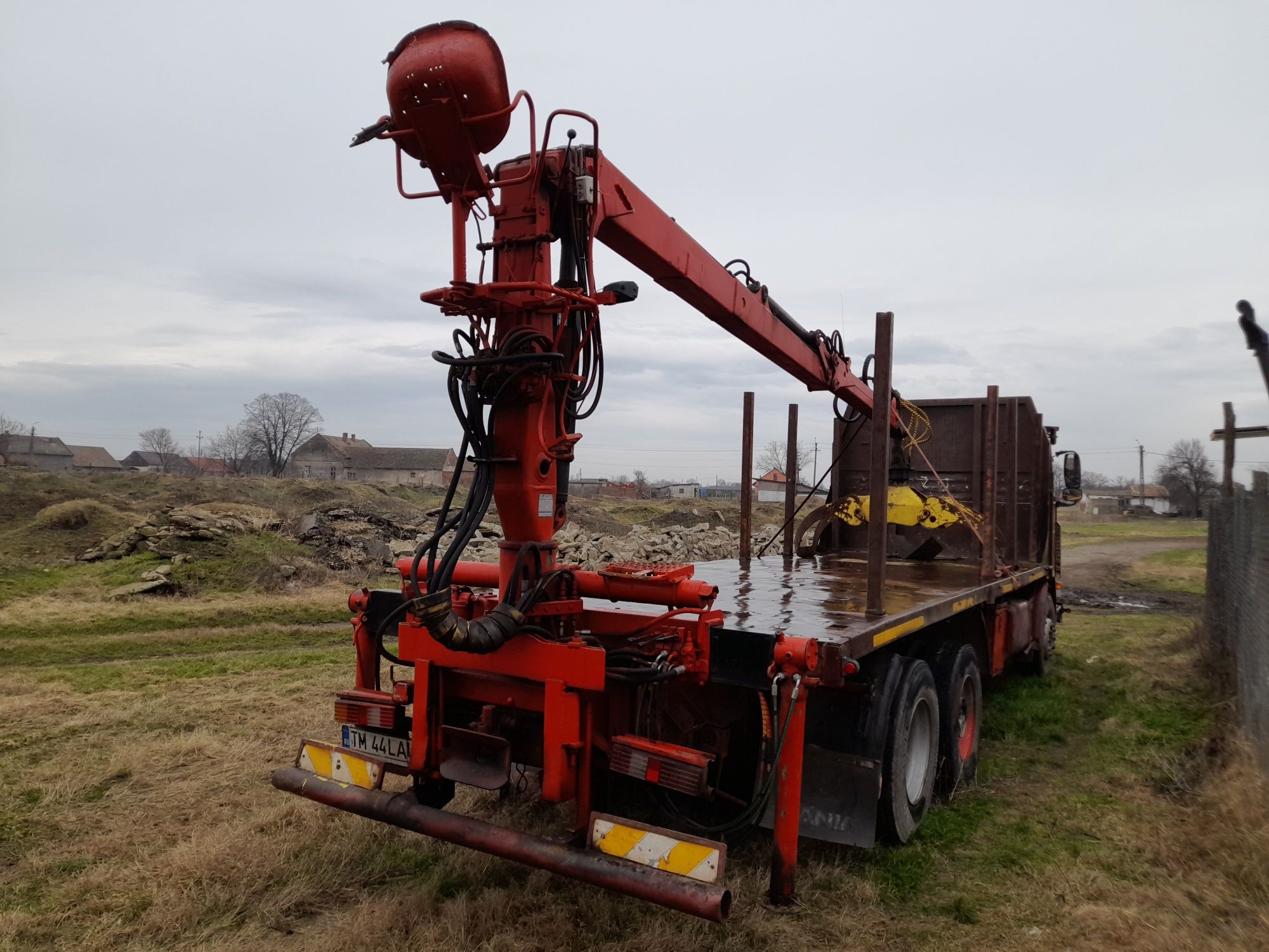 Camion cu macara transport lemn