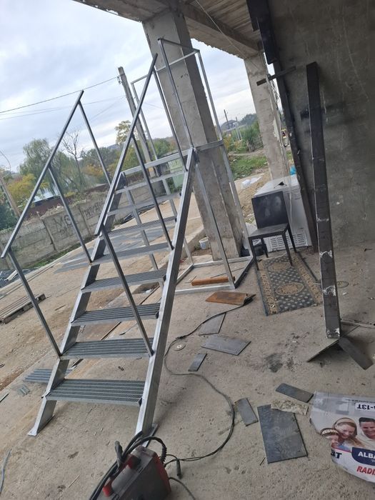 Scări metalice galvanizate, robuste și durabile, ideale pentru accesul