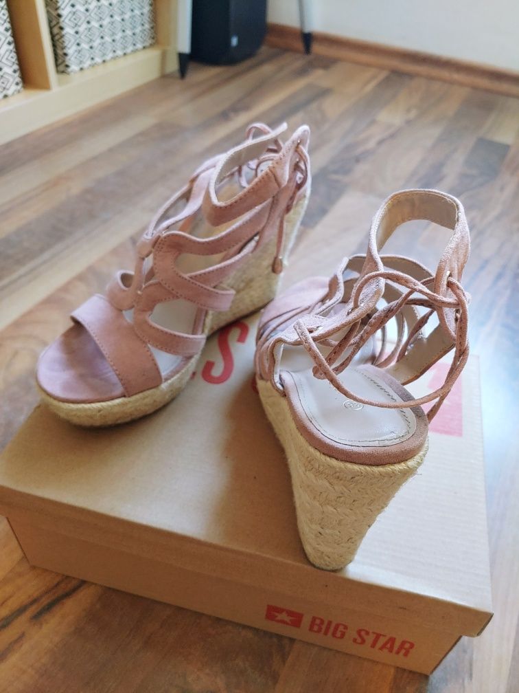 Sandale roz purtate de cateva ori