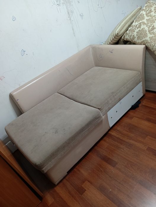 Мини диван  с подушками продам родам за 5000