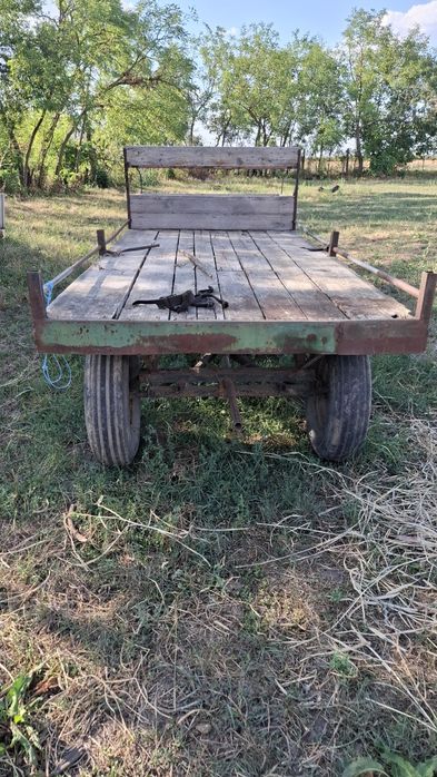 Vând căruță/platforma de cai
