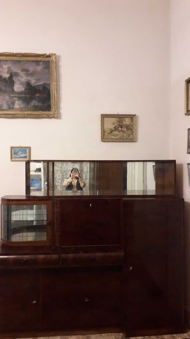 vand canpea, dulap si o vana stil vechi cu picioare