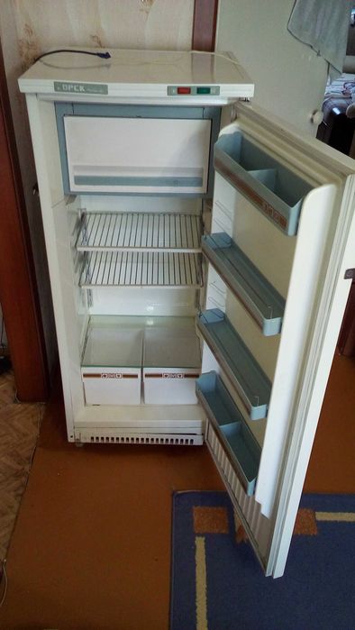 Продам  рабочий  холодильник в хорошем состоянии .