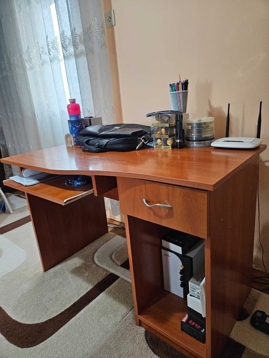 Голямо бюро със следи от употреба