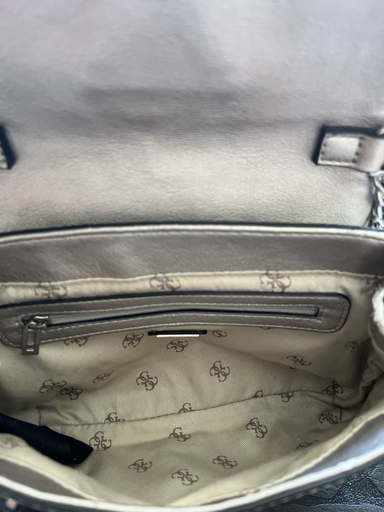 Дамска чанта GUESS