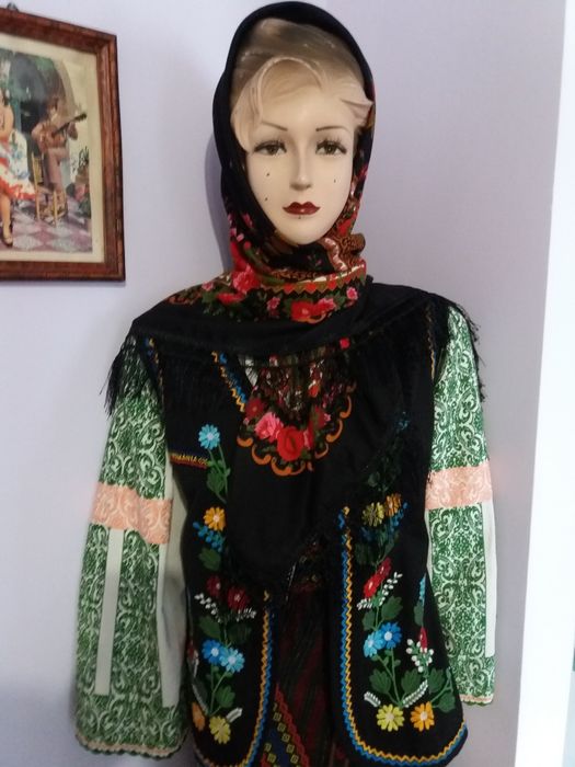 Costum popular( ie veche de 80 ani)