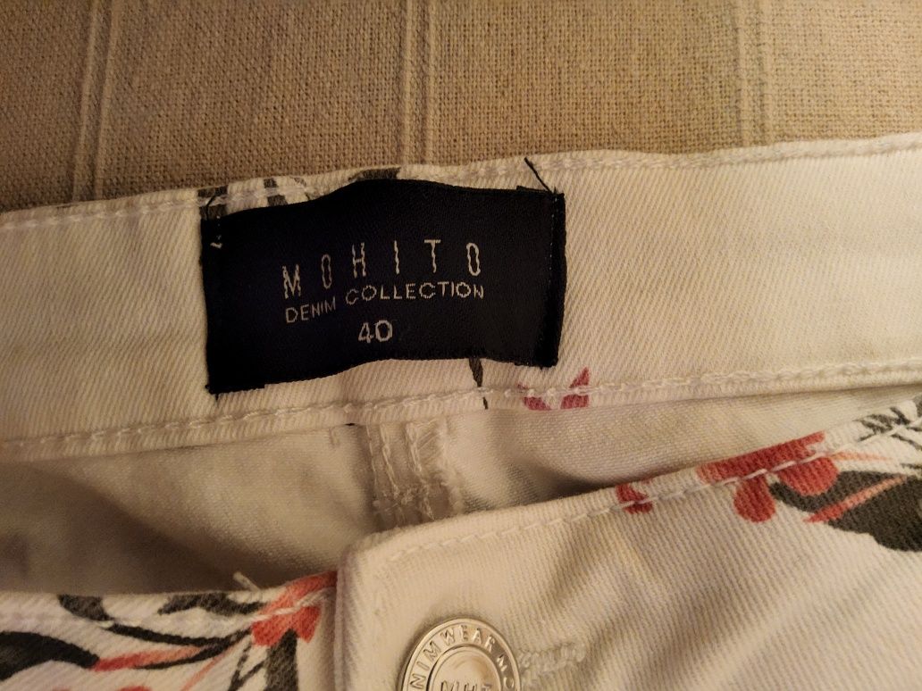 Бели панталони на цветя на MOHITO р-р 40