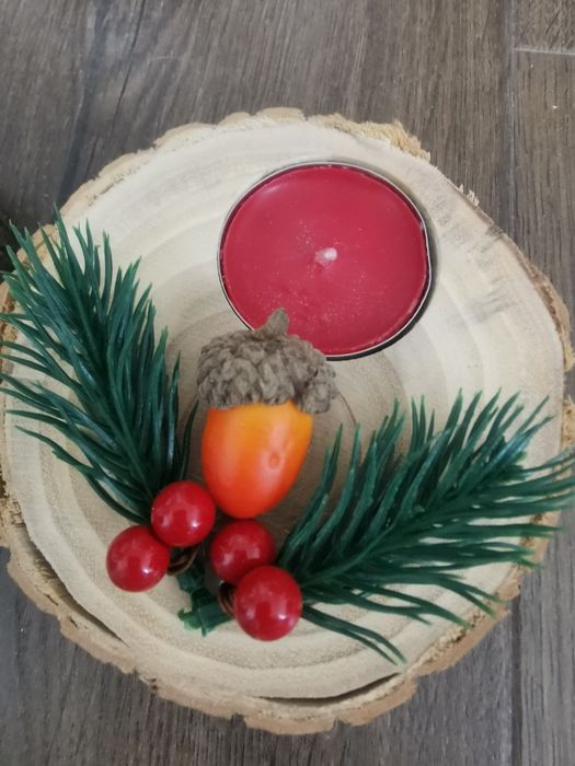 Коледни свещи с дървена подложка