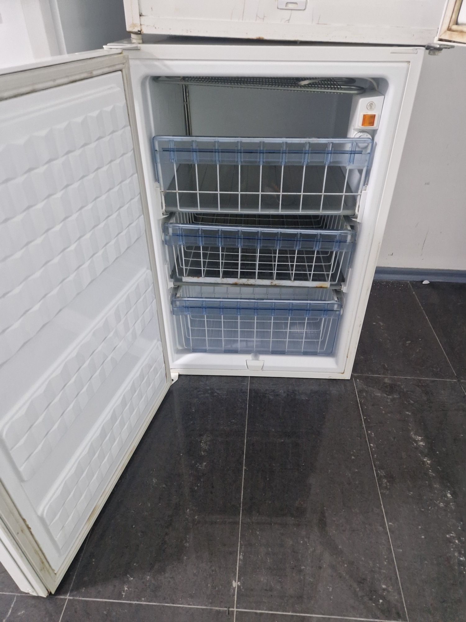 Фризер Electrolux A+ 97 литра