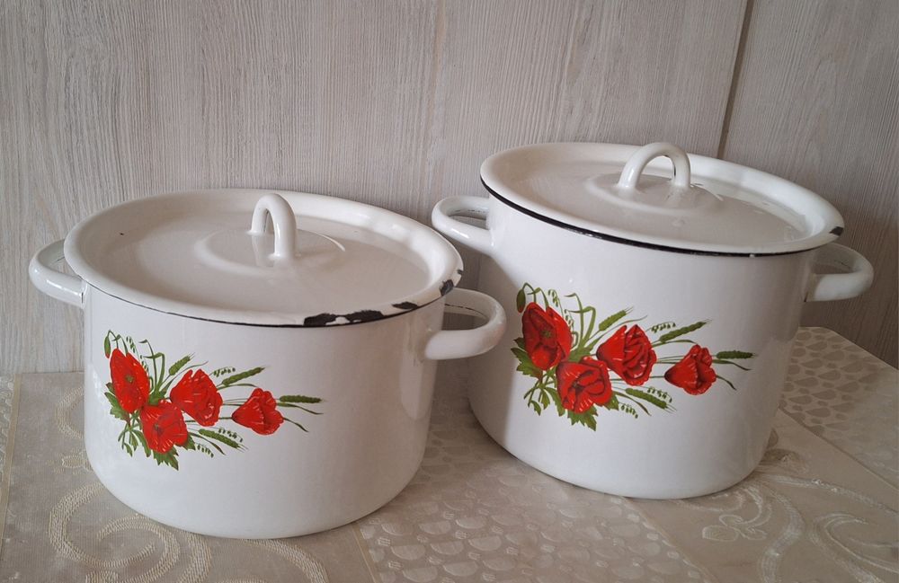 Эмалированные кастрюли.