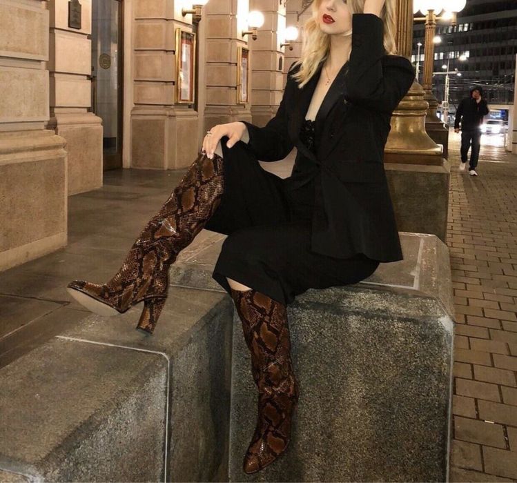Дамски ботуши от змийски принт Zara