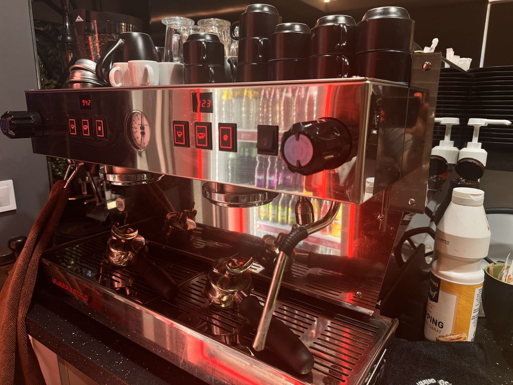 Espressor profesional ,nou cu 2 brate La Marzocco, folosit o luna