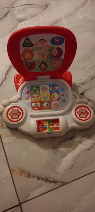 Diverse jucarii si robot pentru mancarea bebelușului