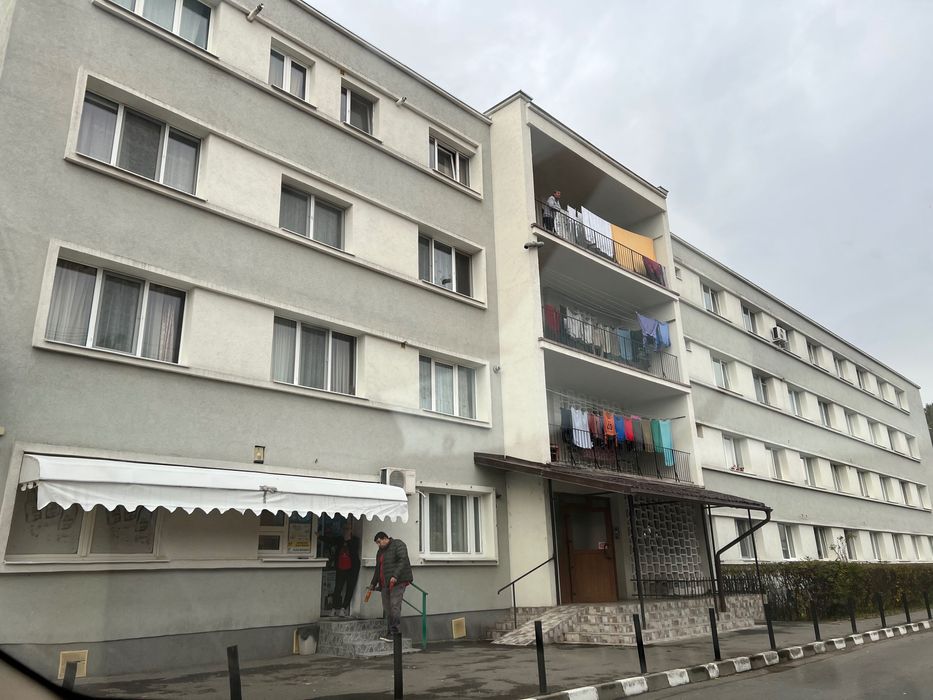 Garsonieră de vânzare priveliște spre terenul de fotbal