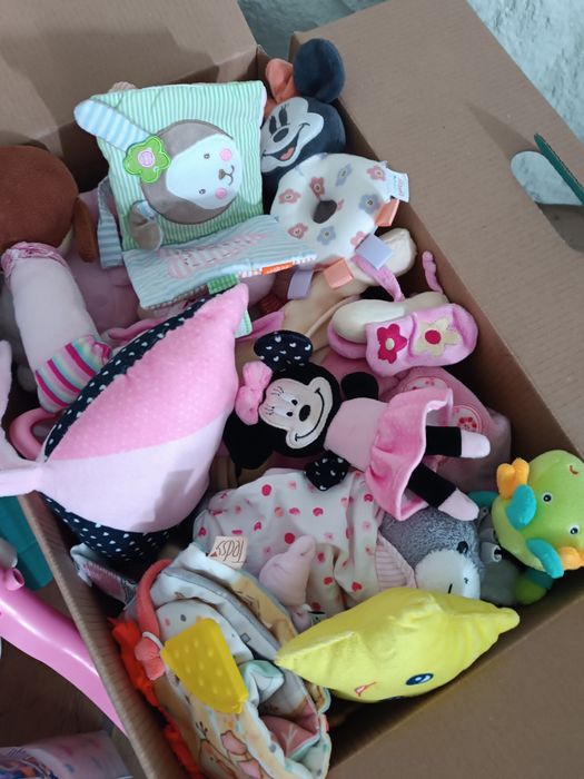 Кашон с бебешки играчки