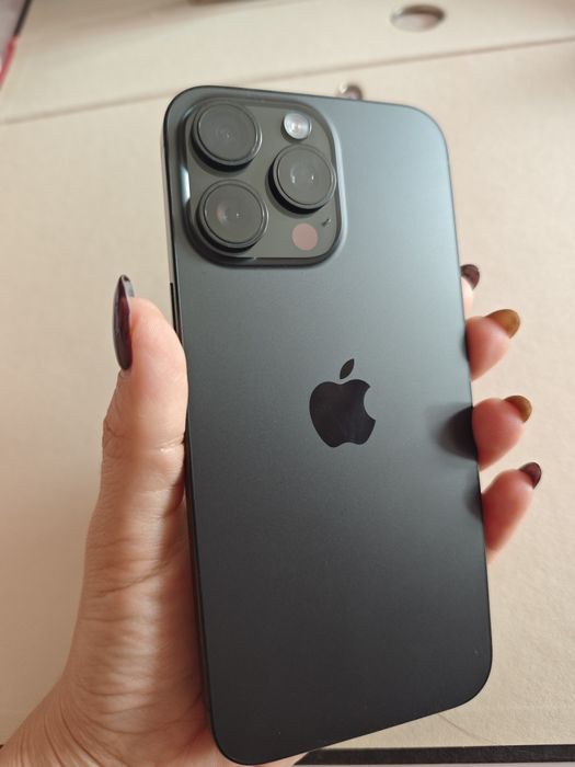 iPhone 15 Pro Max  256GB - Отлично състояние + Гаранция + 6 кейса