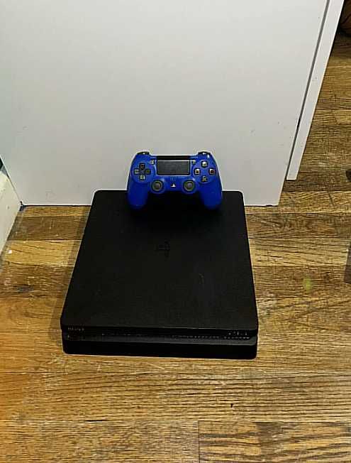 PS4 Slim 1TB + (3) броя игри